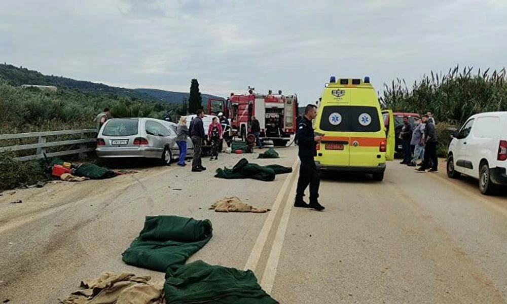 Σφοδρό τροχαίο στη Μεσσηνία: Συγκρούστηκε νεκροφόρα με βαν-Νεκρή μία 56χρονη